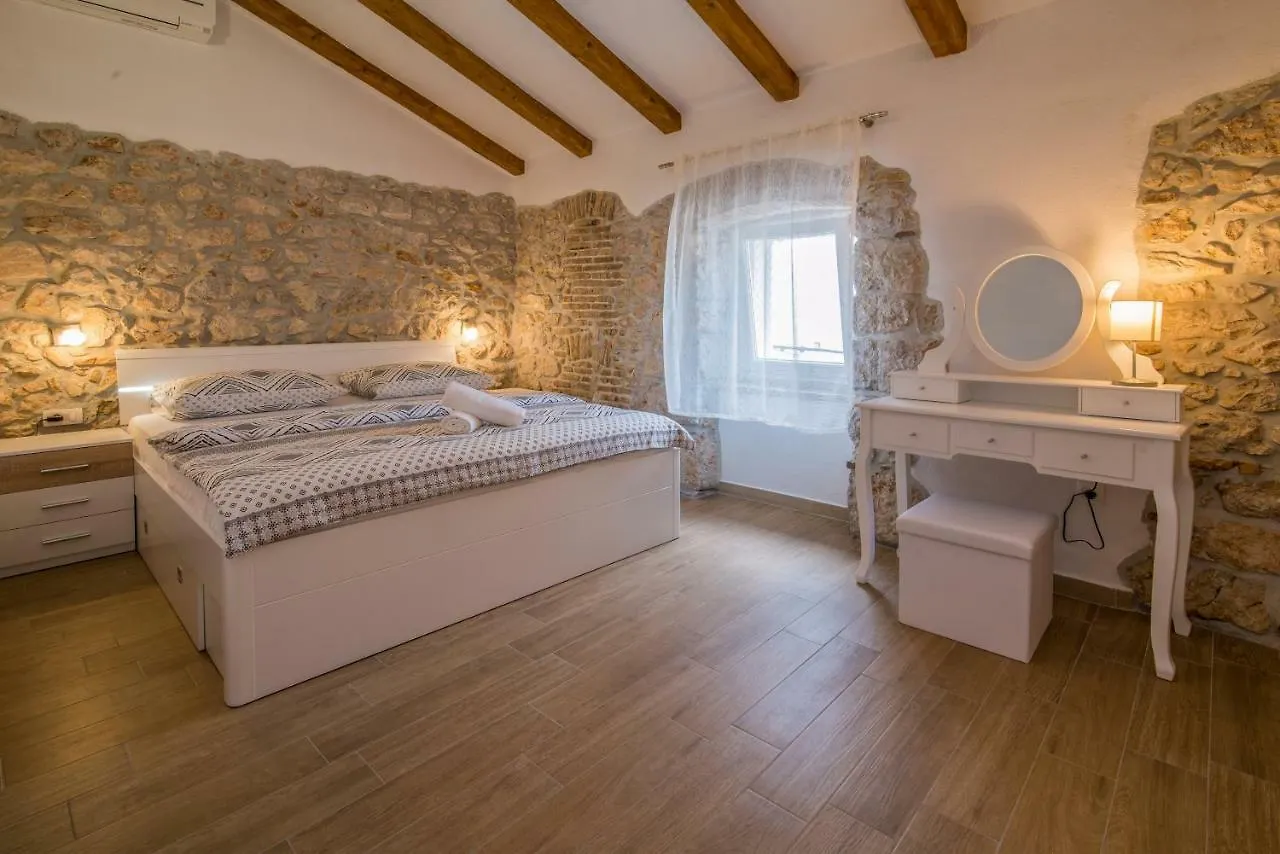 Apartments Tara Vrbnik 0*,