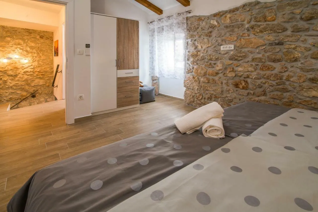Apartments Tara Vrbnik  0*, Vrbnik (Primorje-Gorski Kotar) Croazia
